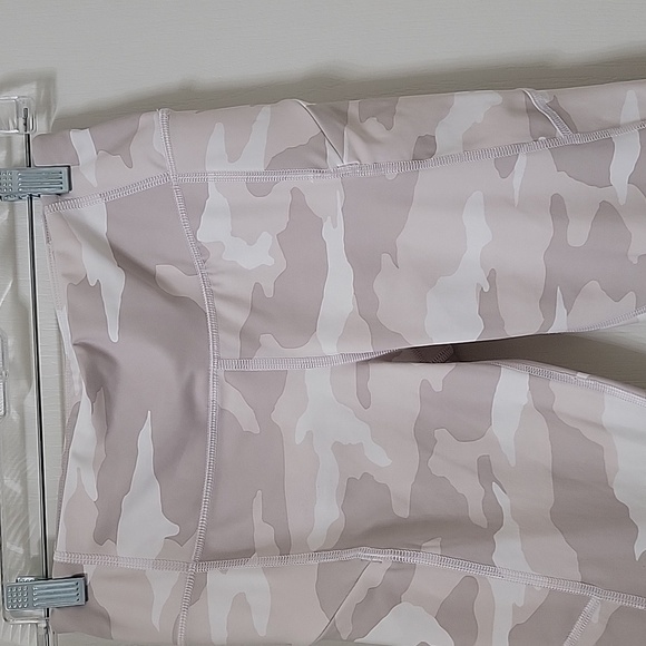 Athleta Size XS Cream/Ivory/Beige Camo Leggings, Zipper Pockets, EUC - Picture 2 of 16